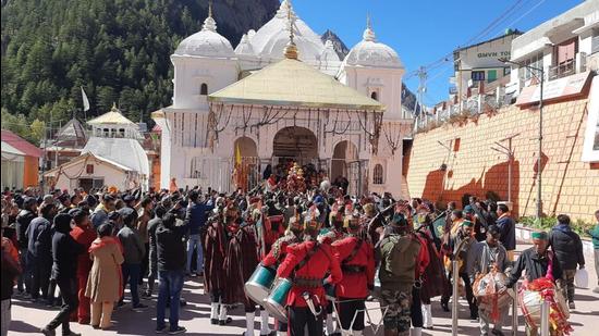 Devotees at Gangotri shrine during closure of its portals on Friday, November 5. (HT Photo)