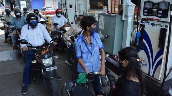 The relief to consumers came on the eve of Diwali. The finance ministry said that excise duty on petrol will come down by ₹5 and that on diesel by ₹10 and it will be effective from Thursday. (HT PHOTO)