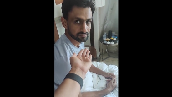 Sania Mirza gives her hand to husband Shoaib Malik. (instagram/@mirzasaniar)