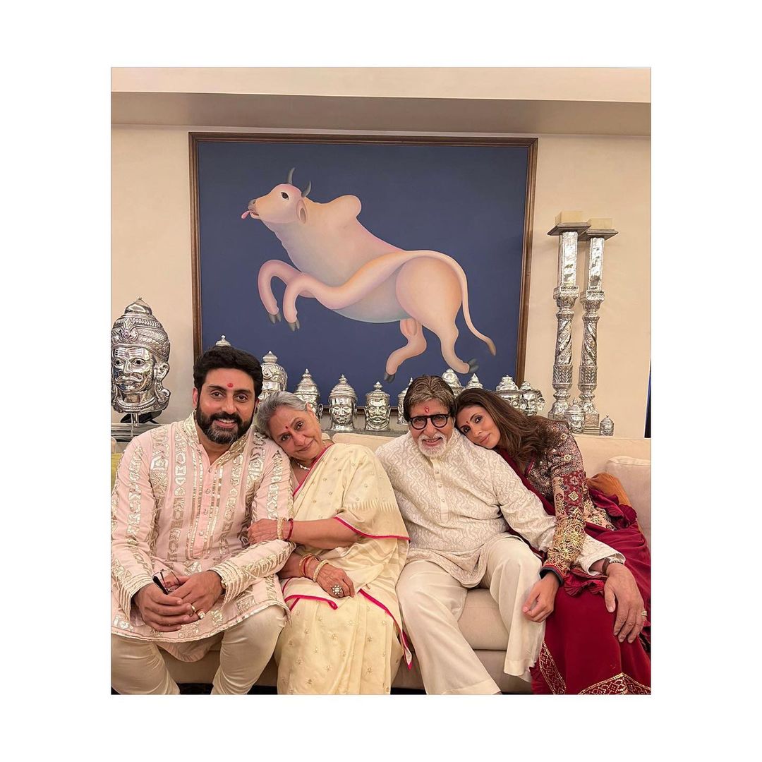 Abhishek Bachchan, Jaya Bachchan, Amitabh Bachchan, dan Shweta Bachchan dalam foto Diwali (Instagram)