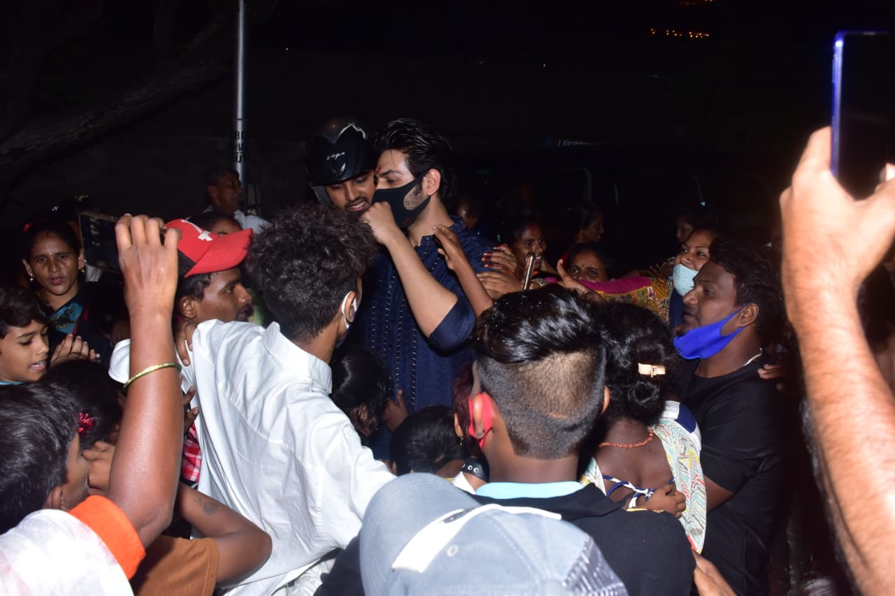 Kartik Aaryan with his fans outside his Mumbai home on Diwali. (Varinder Chawla) Kartik Aaryan with his fans outside his Mumbai home on Diwali. (Varinder Chawla)