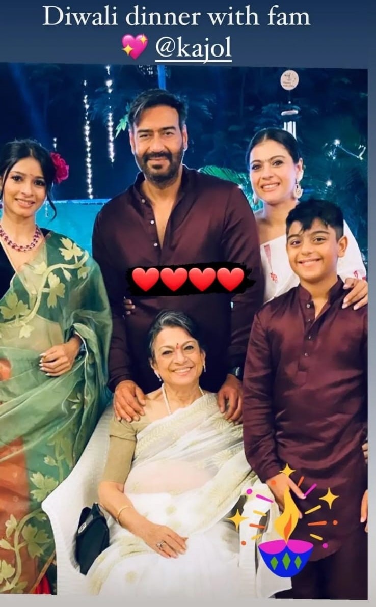 Kajol, Ajay Devgn, Yug Devgn, Tanisha Mukerji and Tanuja posing for Diwali picture. (Instagram)