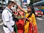 Bhai Dooj is known as Sodara Bidige in Karnataka, Bhai Phota in Bengal, Bhai-Beej in Gujarat and Bhau Beej in Maharashtra. The occasion marks the last day of the five-day-long celebrations of Diwali. Here's how people around India celebrated Bhai Dooj. In this photo, a girls perform rituals for the long and healthy life of a police personnel on the occasion of Bhai Dooj, in Kolkata.(ANI)