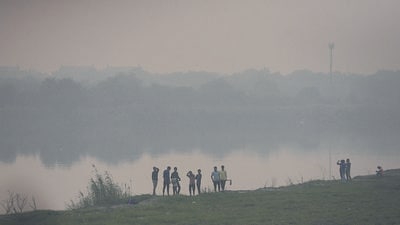 The air pollution in Delhi stayed in the ‘severe’ zone on Saturday, falling marginally to 437, from 462 the previous day. (Raj K Raj/HT Photo) The air pollution in Delhi stayed in the ‘severe’ zone on Saturday, falling marginally to 437, from 462 the previous day. (Raj K Raj/HT Photo)