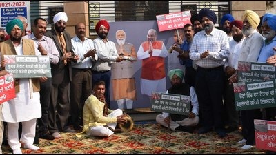 Industrialists protesting against the rising prices of raw materials outside the UCPMA office in Ludhiana on Saturday. (Harsimar Pal Singh/HT) Industrialists protesting against the rising prices of raw materials outside the UCPMA office in Ludhiana on Saturday. (Harsimar Pal Singh/HT)