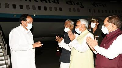 Bihar Chief Minister Nitish Kumar and Governor Phagu Chauhan welcome Vice-President M Venkaiah Naidu, at Patna Airport on Saturday. (Santosh Kumar/HT Photo) Bihar Chief Minister Nitish Kumar and Governor Phagu Chauhan welcome Vice-President M Venkaiah Naidu, at Patna Airport on Saturday. (Santosh Kumar/HT Photo)