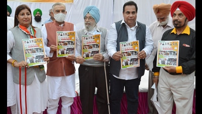 Senior Congress leader and former Chandigarh MP Pawan Kumar Bansal addressing a meeting of Congress leaders and workers at the Rajiv Gandhi Congress Bhawan, Sector 35, Chandigarh. (Gurtej Singh/HT)