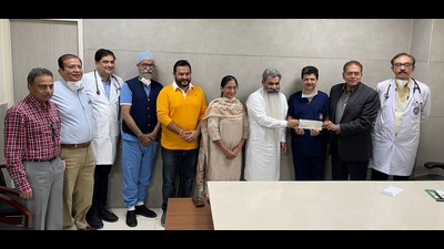 Punjab minister Bharat Bhushan Ashu handing over the cheque to DMCH authorities in Ludhiana on Saturday. (HT photo) Punjab minister Bharat Bhushan Ashu handing over the cheque to DMCH authorities in Ludhiana on Saturday. (HT photo)