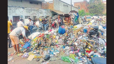 Garbage heaps continued to accumulate at secondary garbage sites in Ludhiana after Diwali. (HT Photo) Garbage heaps continued to accumulate at secondary garbage sites in Ludhiana after Diwali. (HT Photo)