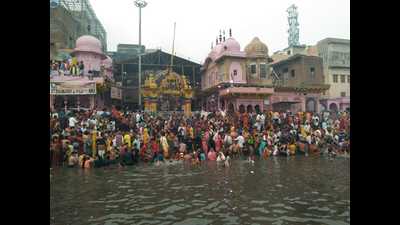 Devotees bathing in the Yamuna at Vishram Ghat in Mathura on occasion of Yam Dwitiya or Bhai dooj on Saturday . (HT photo) Devotees bathing in the Yamuna at Vishram Ghat in Mathura on occasion of Yam Dwitiya or Bhai dooj on Saturday . (HT photo)