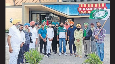 Farmers stopping the screening of Akshay Kumar film Sooryavanshi in Zirakpur. (HT Photo)