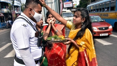 Bhai Dooj is known as Sodara Bidige in Karnataka, Bhai Phota in Bengal, Bhai-Beej in Gujarat and Bhau Beej in Maharashtra. The occasion marks the last day of the five-day-long celebrations of Diwali. Here's how people around India celebrated Bhai Dooj. In this photo, a girls perform rituals for the long and healthy life of a police personnel on the occasion of Bhai Dooj, in Kolkata. (ANI) Bhai Dooj is known as Sodara Bidige in Karnataka, Bhai Phota in Bengal, Bhai-Beej in Gujarat and Bhau Beej in Maharashtra. The occasion marks the last day of the five-day-long celebrations of Diwali. Here's how people around India celebrated Bhai Dooj. In this photo, a girls perform rituals for the long and healthy life of a police personnel on the occasion of Bhai Dooj, in Kolkata. (ANI)