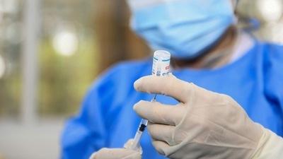 A medical worker prepares a dose of the Covid-19 coronavirus vaccine. (AFP) A medical worker prepares a dose of the Covid-19 coronavirus vaccine. (AFP)