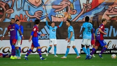 Celta Vigo's Iago Aspas, centre, gestures during a Spanish La Liga soccer match between Celta and Barcelona at the Balaidos stadium in Vigo, Spain, Saturday, Nov. 6, 2021. (AP)