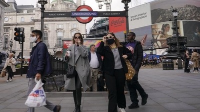 People wear face masks as they exit Piccadilly Circus underground station, in London, Tuesday, Oct. 19, 2021 (AP Photo) People wear face masks as they exit Piccadilly Circus underground station, in London, Tuesday, Oct. 19, 2021 (AP Photo)