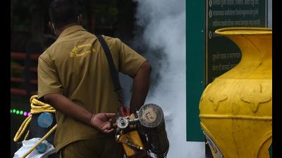 A civic worker carries out fogging in Navi Mumbai. The city has reported a rise in dengue cases this year. (BACHCHAN KUMAR/HT FILE PHOTO) A civic worker carries out fogging in Navi Mumbai. The city has reported a rise in dengue cases this year. (BACHCHAN KUMAR/HT FILE PHOTO)