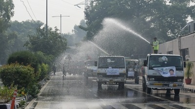 Public Works Department (PWD) workers spray water to curb the air pollution in New Delhi on November 6, 2021. (ANI Photo) (Ishant Kumar) Public Works Department (PWD) workers spray water to curb the air pollution in New Delhi on November 6, 2021. (ANI Photo) (Ishant Kumar)