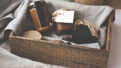 Personalised basket of favourite things: This might require some budget, though the kind of things that make this basket and the size of the basket can always be adjusted according to spending capacity. Basket items can comprise gadgets, toiletries, stationery, makeup, jewellery or anything else that your sibling is fond of. Make sure to keep the items personalised, so that the gift remains thoughtful. (Unsplash)
