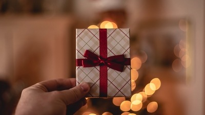 Gift cards and vouchers: Since gift cards and vouchers allow the other person to actually choose the gift they'd want, this present is perfect for a choosy sibling, whose likes and dislikes are not clearly known. Gift vouchers of brands are sure to impress and the amount of the voucher can be adjusted according to budget. (Unsplash)