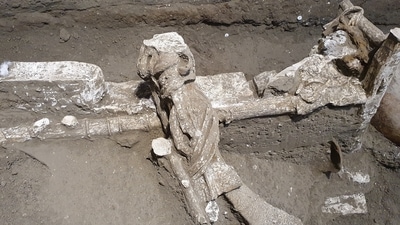 A "slaves room" at a Roman villa, containing beds, amphorae, ceramic pitchers and a chamber pot is discovered in a dig near the ancient Roman city of Pompeii, destroyed in 79 AD in volcanic eruption, Italy, 2021. (Pompeii Archeological Park/Ministry of Cultural Heritage and Activities and Tourism/Handout via REUTERS) (via REUTERS)