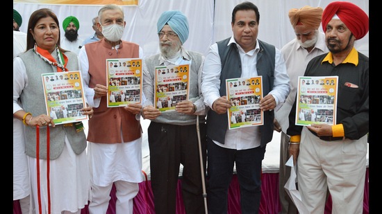 Senior Congress leader and former Chandigarh MP Pawan Kumar Bansal addressing a meeting of Congress leaders and workers at the Rajiv Gandhi Congress Bhawan, Sector 35, Chandigarh. (Gurtej Singh/HT)