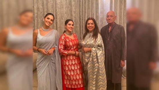 Esha Gupta shared a beautiful family photo with her family on her Instagram handle. Esha looked breathtaking in an ivory saree which she paired with a silver choker and round earrings.(Instagram/@egupta)
