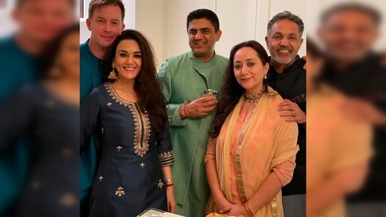Preity Zinta wished her well-wishers by sharing a photo of herself with her loved ones.(Instagram/@realpz)