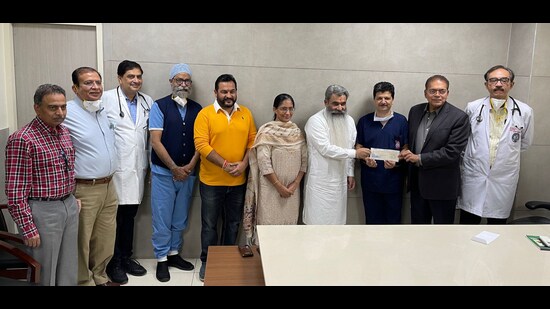 Punjab minister Bharat Bhushan Ashu handing over the cheque to DMCH authorities in Ludhiana on Saturday. (HT photo)
