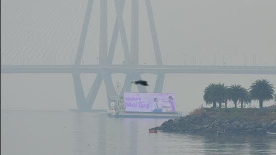 Mumbai’s AQI stood at 215 on Diwali, based on 10 monitoring stations under the Union ministry of earth sciences’ system of air quality and weather forecasting and research (SAFAR) as compared to 107 (moderate) in 2020 and 75 (moderate) in 2019. (Satish Bate/HT Photo)