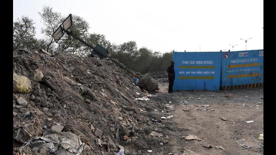 A CCTV camera meant for protecting mangroves in Navi Mumbai is uprooted by MSRDC for its road widening project in Vashi. (BACHCHAN KUMAR/HT PHOTO)