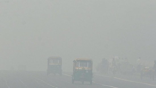 A thick blanket of smog shrouded the skies of Delhi the morning after Diwali. (HT File Photo)