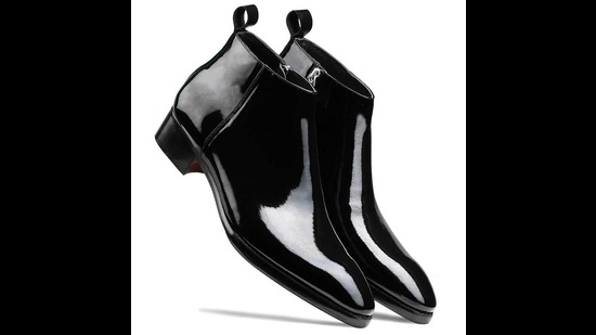 They have a premium leather upper and the soles and are fitted with a French sheepskin leather lining They have a premium leather upper and the soles and are fitted with a French sheepskin leather lining