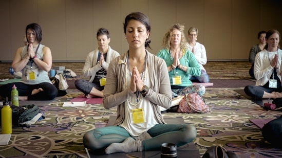 Hands-on adjustment for yoga teachers – 10 Rules