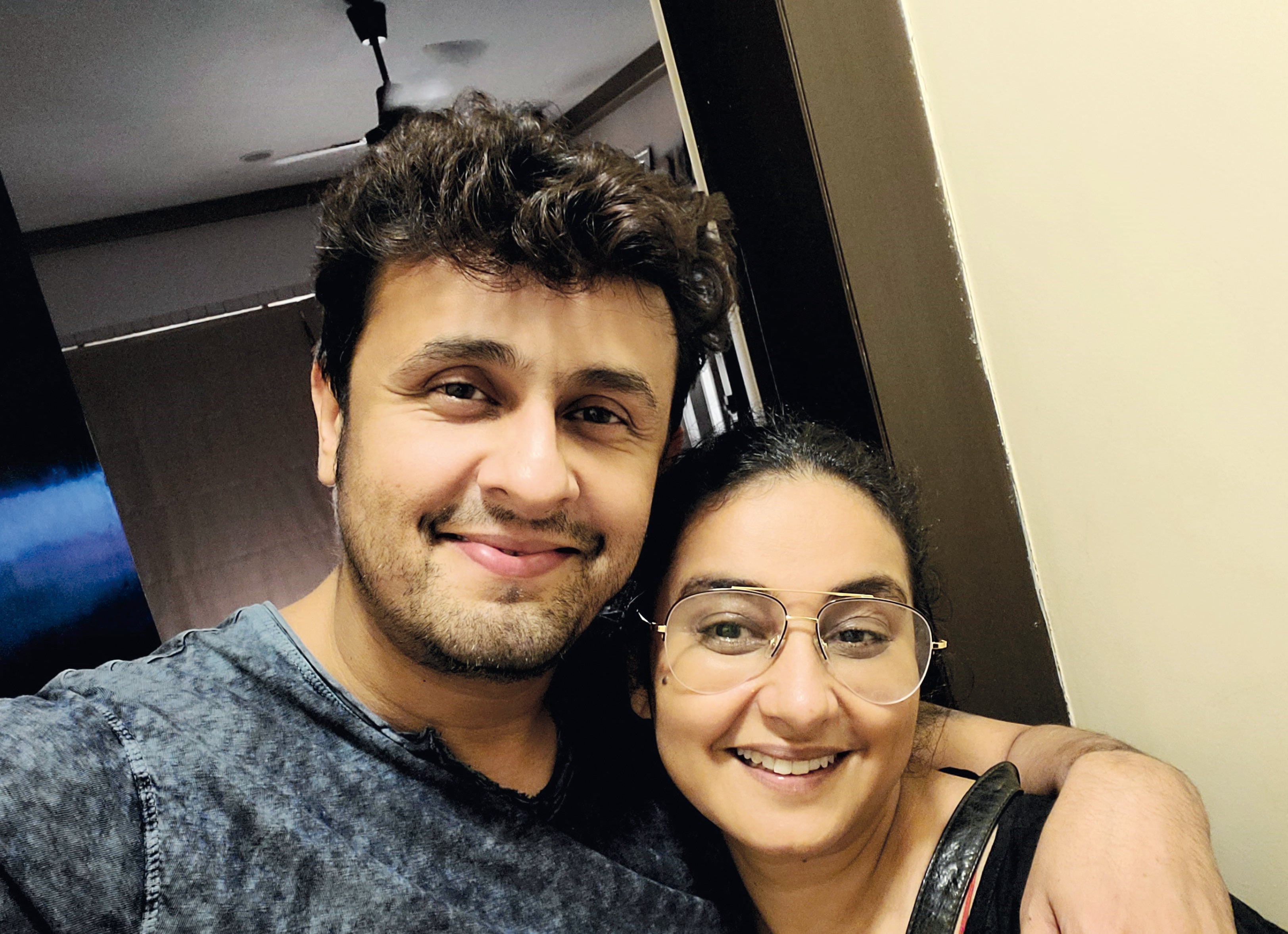 Divya with Sonu Nigam
