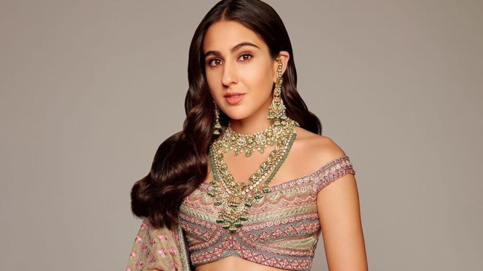 Sara Ali Khan is a royal princess in hand-painted raw silk lehenga, see pics inside | Fashion Trends - Hindustan Times