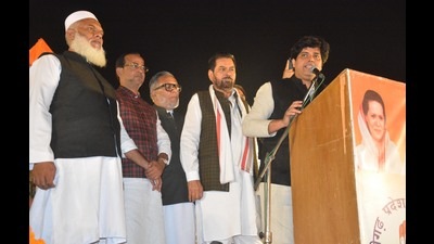 Imran Partapgarhi, chairman of the minority wing of All Indian Congress Committee (AICC), addressing a public gathering in Manimajra, Chandigarh, on Sunday. He called upon the people of the city to defeat the BJP in the municipal corporation elections scheduled next month. (HT photo)