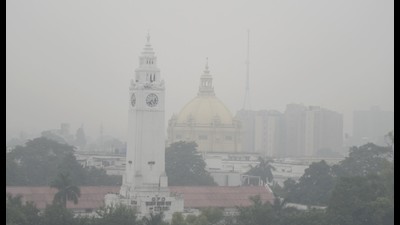 A thick layer of smog over Lucknow on Sunday. (Deepak Gupta/HT) A thick layer of smog over Lucknow on Sunday. (Deepak Gupta/HT)