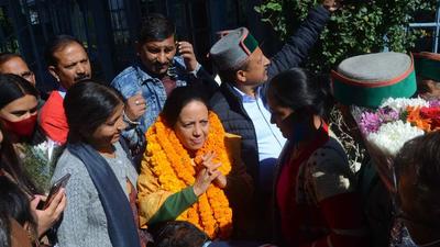 Congress supporters from Shimla rural area congratulate Pratibha Singh on Saturday. (Deepak Sansta/HT)