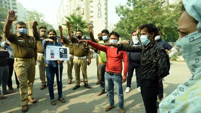 Noida, India - November 07, 2021: Traffic police personnel organise awareness programme in Sector 100, in Noida, India, on Sunday, November 07, 2021. (Photo by Sunil Ghosh / Hindustan Times)