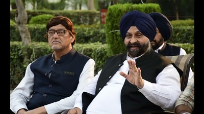 SAD leader Maheshinder Singh Grewal (right) addressing the media in Ludhiana on Sunday. (Harsimar Pal Singh/HT) SAD leader Maheshinder Singh Grewal (right) addressing the media in Ludhiana on Sunday. (Harsimar Pal Singh/HT)