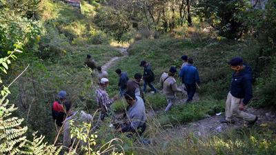 Team of HP police and forest department carrying out a search operation to find the five-year-old boy in Shimla on Saturday. (Deepak Sansta/HT)