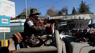 A Taliban fighter stands watch at a checkpoint in Kabul, Afghanistan November 5, 2021. REUTERS/Zohra Bensemra (REUTERS)