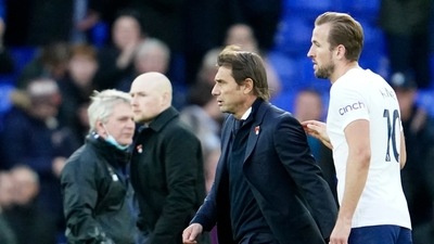 Tottenham's head coach Antonio Conte, center, and Tottenham's Harry Kane leave the field after the English Premier League soccer match between Everton and Tottenham Hotspur at Goodison Park in Liverpool, England, Sunday, Nov. 7, 2021. (AP Photo/Jon Super) (AP)