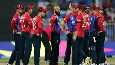 England's Moeen Ali celebrates with teammates after taking the wicket of South Africa's Reeza Hendricks&nbsp; (REUTERS)