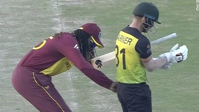 Chris Gayle checks David Warner's pockets during AUS vs WI at T20 World Cup&nbsp; (Twitter)