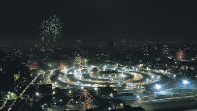 Traders burst crackers at Market Yard on the occasion of Diwali, in Pune, on November 4, 2021. The Air Quality Index (AQI) for Pune is back at the ‘good’ level on Sunday, as per the System of Air Quality Forecasting and Research (Safar). (HT) Traders burst crackers at Market Yard on the occasion of Diwali, in Pune, on November 4, 2021. The Air Quality Index (AQI) for Pune is back at the ‘good’ level on Sunday, as per the System of Air Quality Forecasting and Research (Safar). (HT)