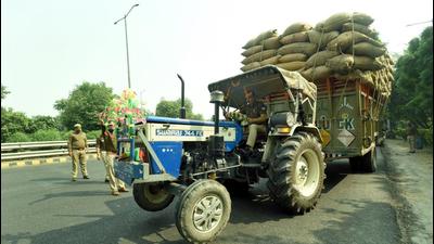 Police officials removed the tractor trolley from the accident spot in Noida on Sunday. (Sunil Ghosh/HT) Police officials removed the tractor trolley from the accident spot in Noida on Sunday. (Sunil Ghosh/HT)