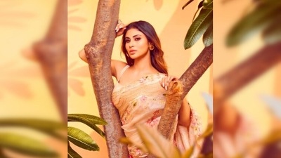 Mouni Roy looked breathtaking as she posed for the camera with her wavy locks open. (Instagram/@imouniroy) Mouni Roy looked breathtaking as she posed for the camera with her wavy locks open. (Instagram/@imouniroy)