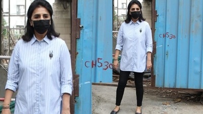 Neetu Kapoor was also spotted in Pali Hill, along with Ranbir Kapoor and his girlfriend Alia Bhatt. (Varinder Chawla) 