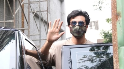 Ranbir Kapoor waved to the paparazzi as he arrived to inspect the site of his new house in Mumbai. (Varinder Chawla) 